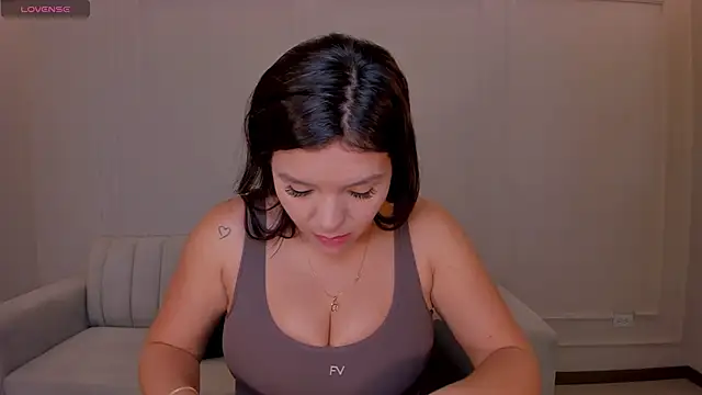 Snapshot of ValeriaRoldanX chatting on 06.10.26 ValeriaRoldanX online show from 06.10.26