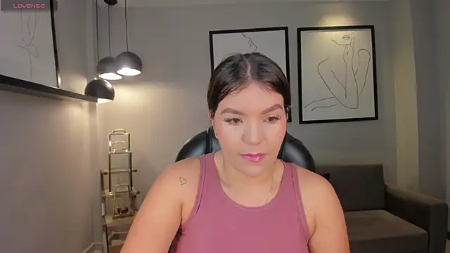Snapshot of ValeriaRoldanX chatting on 06.19.26 ValeriaRoldanX online show from 06.19.26