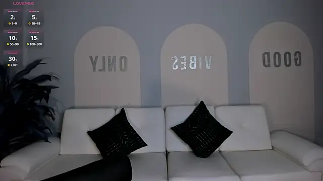 Snapshot of ValeriaRoldanX chatting on 06.24.26 ValeriaRoldanX online show from 06.24.26