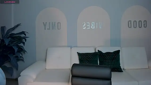 Snapshot of ValeriaRoldanX chatting on 06.25.26 ValeriaRoldanX online show from 06.25.26