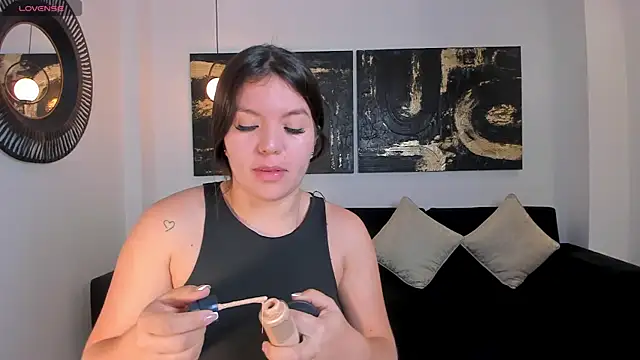 Snapshot of ValeriaRoldanX chatting on 07.16.26 ValeriaRoldanX online show from 07.16.26