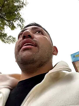 Snapshot of JuanZapata33 chatting on 11.05.25 JuanZapata33 online show from 11.05.25