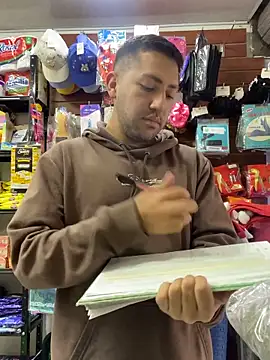 Snapshot of JuanZapata33 chatting on 11.18.25 JuanZapata33 online show from 11.18.25