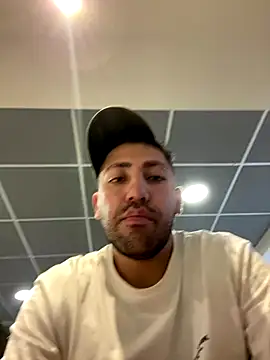 Snapshot of JuanZapata33 chatting on 12.05.25 JuanZapata33 online show from 12.05.25