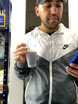 Snapshot of JuanZapata33 chatting on 12.20.25 JuanZapata33 online show from 12.20.25