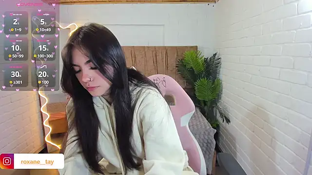 Snapshot of Roxanne_tay chatting on 12.30.24 Roxanne tay online show from 12.30.24