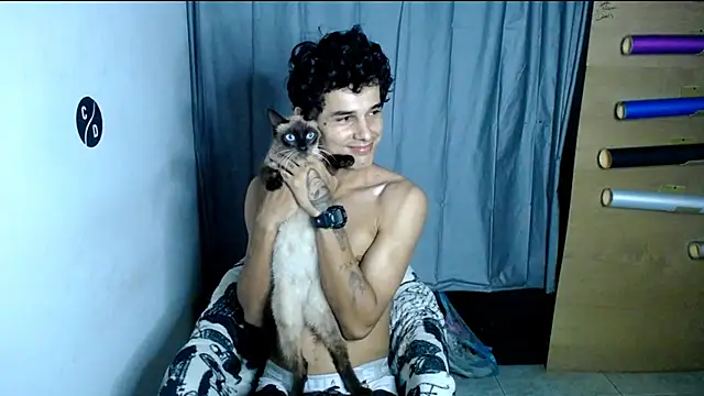 Snapshot of freddy_romas chatting on 03.01.25 freddy romas online show from 03.01.25