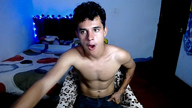 Snapshot of freddy_romas chatting on 09.19.25 freddy romas online show from 09.19.25