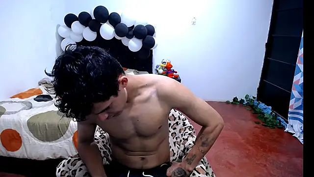 Snapshot of freddy_romas chatting on 10.10.25 freddy romas online show from 10.10.25