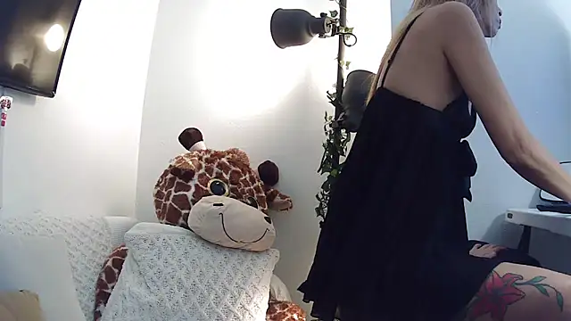 Snapshot of mysterymel chatting on 03.08.25 mysterymel online show from 03.08.25