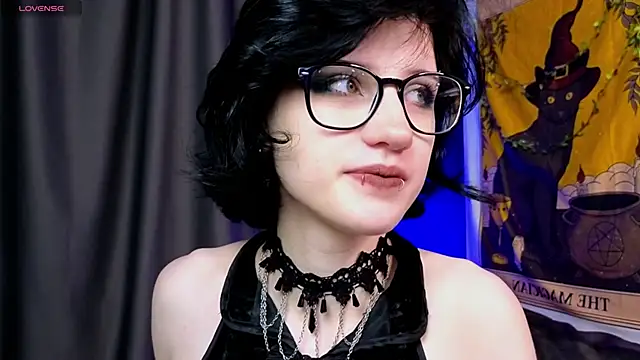 Snapshot of dark_vamp_ chatting on 12.11.24 dark vamp  online show from 12.11.24