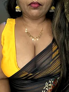 Snapshot of honey-sexy chatting on 11.17.25 honey-sexy online show from 11.17.25