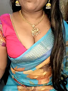 Snapshot of honey-sexy chatting on 12.14.25 honey-sexy online show from 12.14.25