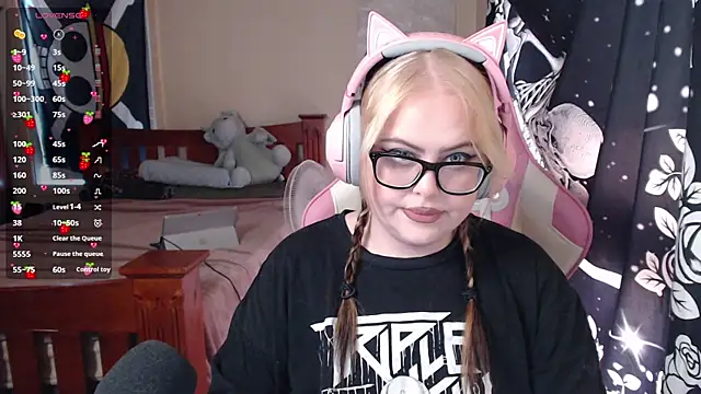 Snapshot of ChubbyBubs chatting on 02.05.25 ChubbyBubs online show from 02.05.25