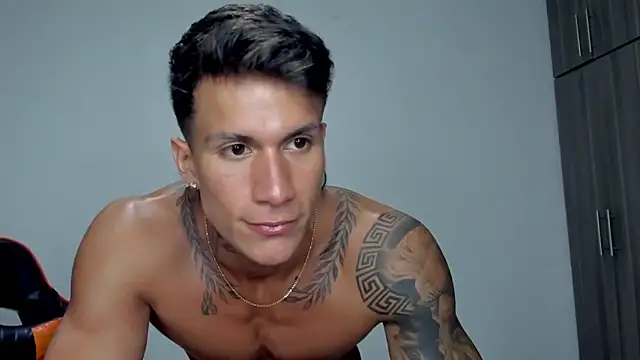 Snapshot of pettergrey1 chatting on 02.02.26 pettergrey1 online show from 02.02.26