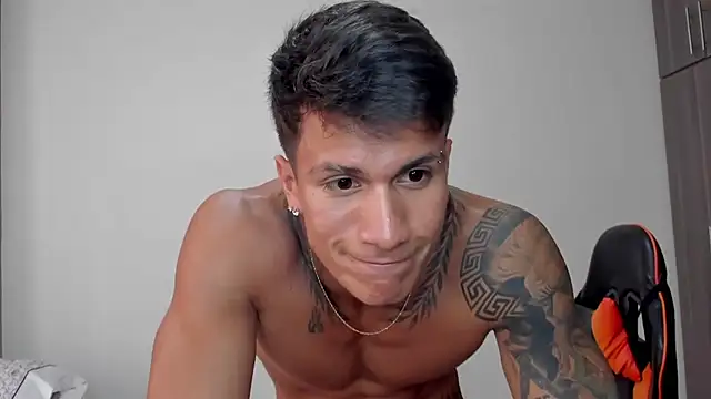 Snapshot of pettergrey1 chatting on 02.04.26 pettergrey1 online show from 02.04.26