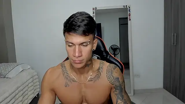 Snapshot of pettergrey1 chatting on 02.12.26 pettergrey1 online show from 02.12.26