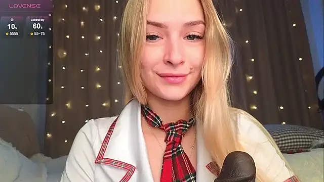 Snapshot of Soft_Eva chatting on 01.12.25 Soft Eva online show from 01.12.25