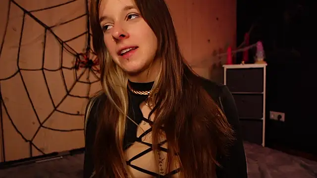 Snapshot of Izzy_Inked chatting on 10.27.25 Izzy Inked online show from 10.27.25