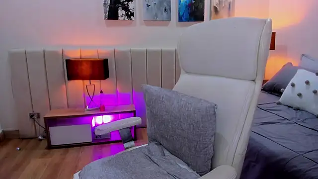 Snapshot of DaniRousse chatting on 12.04.25 DaniRousse online show from 12.04.25