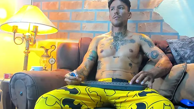 Snapshot of Dylanstonne chatting on 02.05.25 Dylanstonne online show from 02.05.25