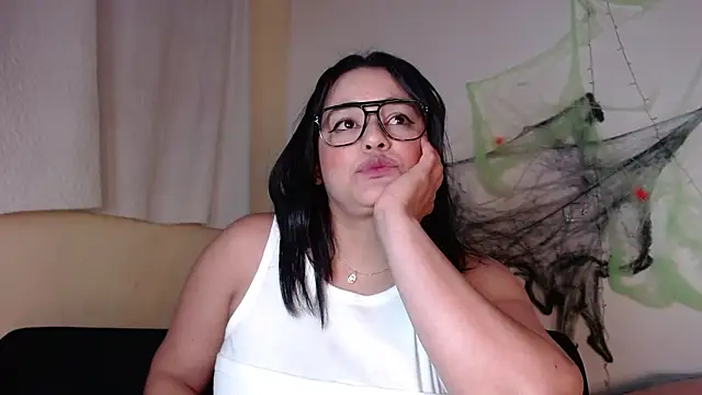 Snapshot of maraa_lee chatting on 10.25.25 maraa lee online show from 10.25.25