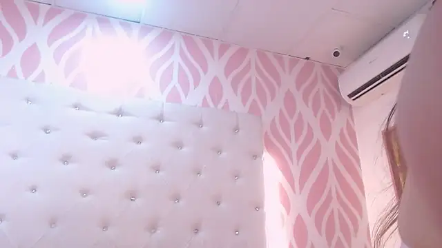 Snapshot of SashaDurante chatting on 10.08.25 SashaDurante online show from 10.08.25