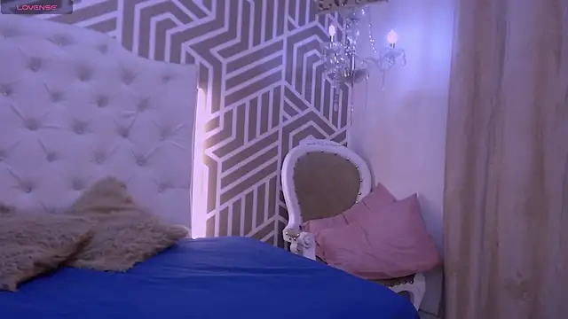 Snapshot of SashaDurante chatting on 10.11.25 SashaDurante online show from 10.11.25