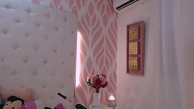 Snapshot of SashaDurante chatting on 10.27.25 SashaDurante online show from 10.27.25