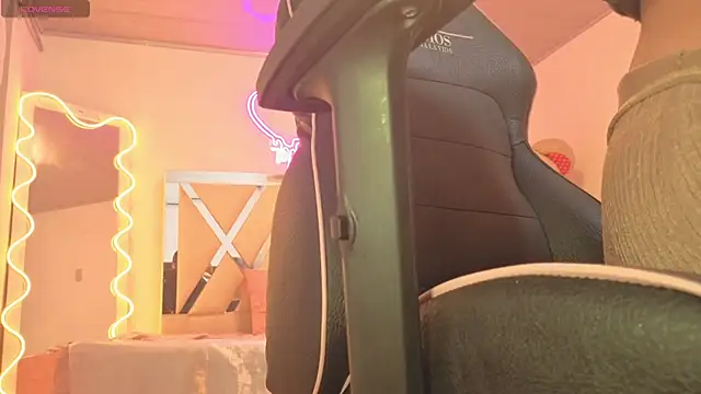 Laylafoxy tay online show from 10.25.25