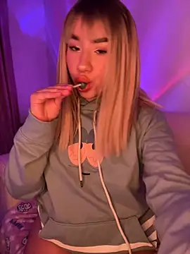 Snapshot of Im_Valen_Cute chatting on 10.17.25 Im Valen Cute online show from 10.17.25