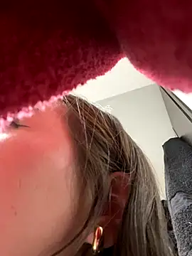 Snapshot of Im_Valen_Cute chatting on 11.11.25 Im Valen Cute online show from 11.11.25