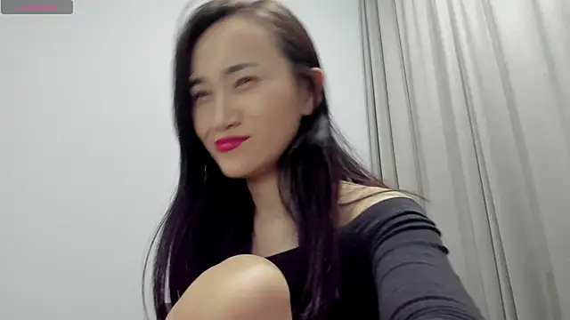 Snapshot of aenie chatting on 01.01.25 aenie online show from 01.01.25