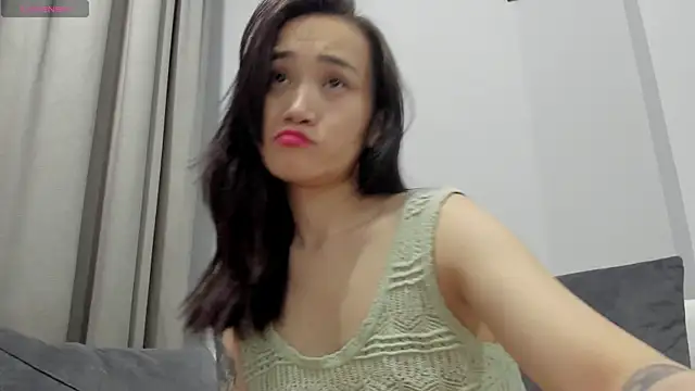 Snapshot of aenie chatting on 01.10.25 aenie online show from 01.10.25