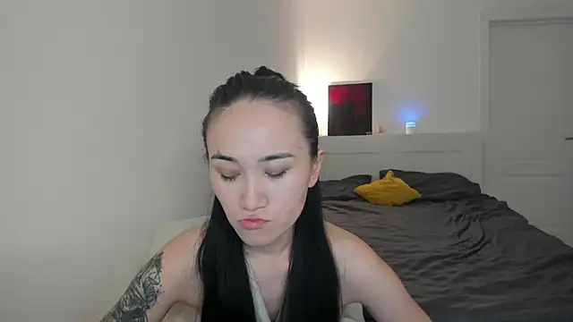 Snapshot of aenie chatting on 10.29.25 aenie online show from 10.29.25