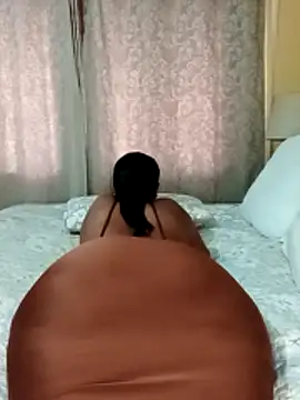 Snapshot of Luciouslips00 chatting on 11.21.25 Luciouslips00 online show from 11.21.25