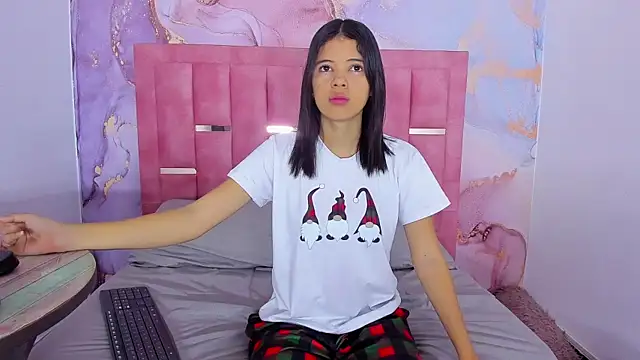 Snapshot of LizzMartin chatting on 12.28.24 LizzMartin online show from 12.28.24