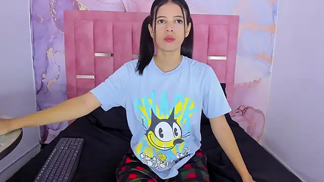 Snapshot of LizzMartin chatting on 01.11.25 LizzMartin online show from 01.11.25