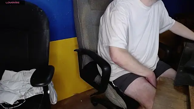 Snapshot of shyhuskyguy chatting on 12.05.25 shyhuskyguy online show from 12.05.25