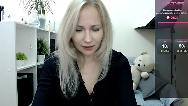 Snapshot of Sunny_bunny6 chatting on 09.24.25 Sunny bunny6 online show from 09.24.25