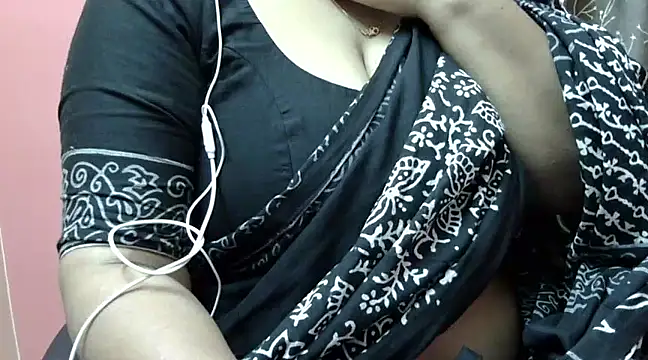 Snapshot of Riya_riyaa chatting on 12.15.24 Riya riyaa online show from 12.15.24