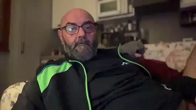 Snapshot of MM7026 chatting on 04.03.26 MM7026 online show from 04.03.26