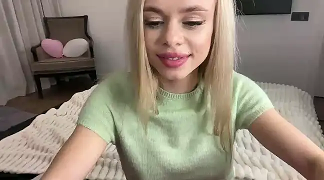 Snapshot of little_fox_alisa chatting on 03.08.25 little fox alisa online show from 03.08.25