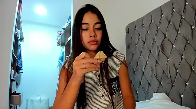 Snapshot of AriaMontgomery chatting on 12.20.24 AriaMontgomery online show from 12.20.24