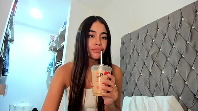 Snapshot of AriaMontgomery chatting on 12.22.24 AriaMontgomery online show from 12.22.24