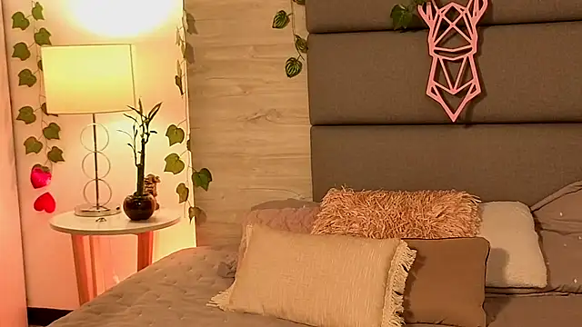 Lily Miiller online show from 10.03.25