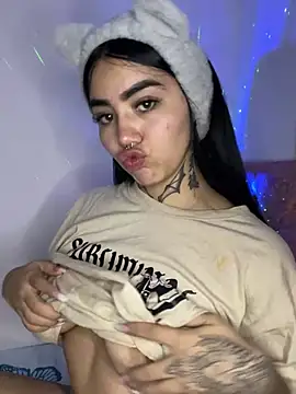 Snapshot of Nickiiiii chatting on 01.17.25 Nickiiiii online show from 01.17.25