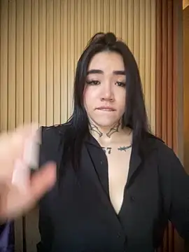 Snapshot of Nickiiiii chatting on 10.04.25 Nickiiiii online show from 10.04.25