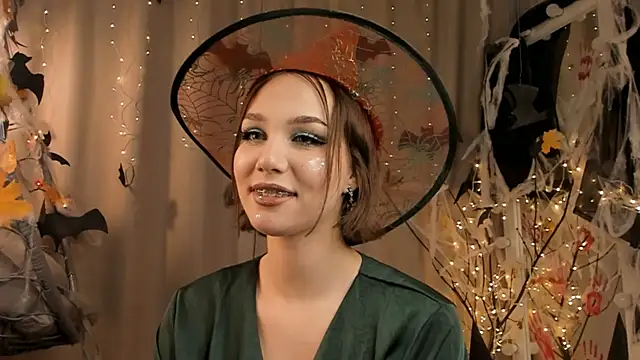 Snapshot of Tate_Angel chatting on 10.31.25 Tate Angel online show from 10.31.25