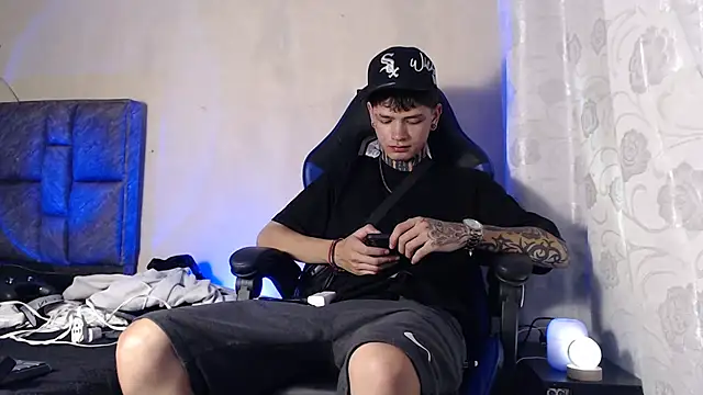 Snapshot of Dan_brownn chatting on 11.13.25 Dan brownn online show from 11.13.25